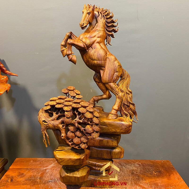 Tượng ngựa gỗ phong thủy tài lộc bằng gỗ hương kích thước 63x33x24 cm 2