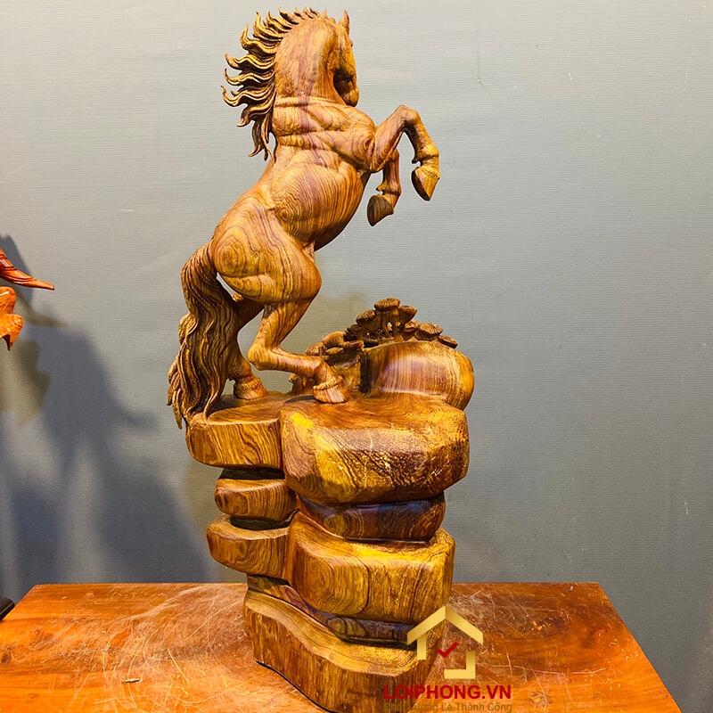 Tượng ngựa gỗ phong thủy tài lộc bằng gỗ hương kích thước 63x33x24 cm 7