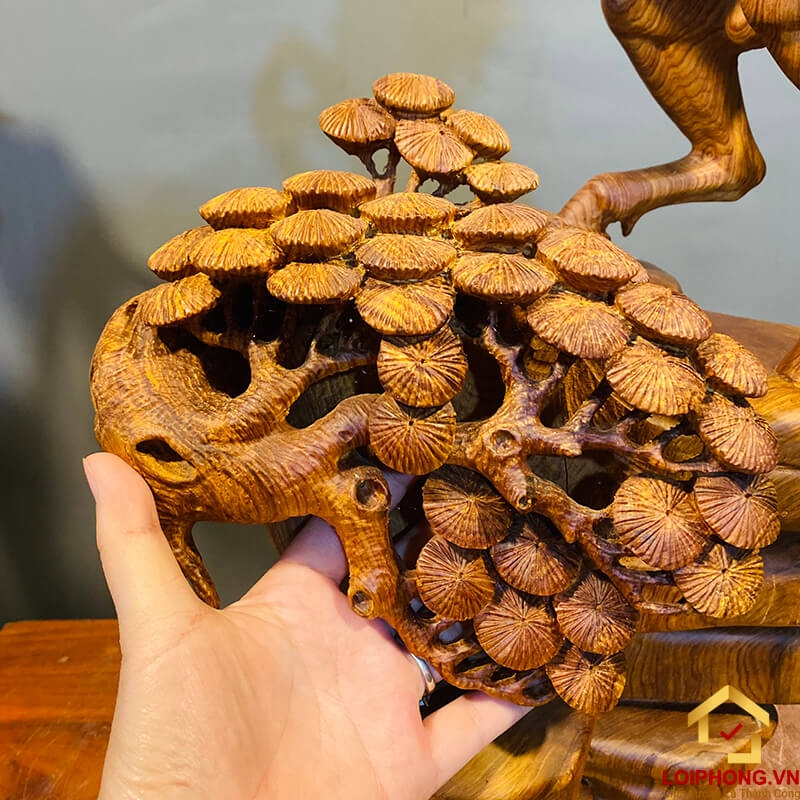 Tượng ngựa gỗ phong thủy tài lộc bằng gỗ hương kích thước 63x33x24 cm 8
