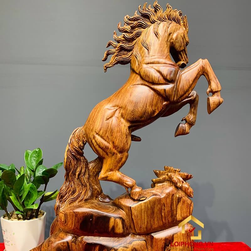 Tượng ngựa gỗ phong thủy tài lộc bằng gỗ cẩm kích thước 54x33x15 cm 1