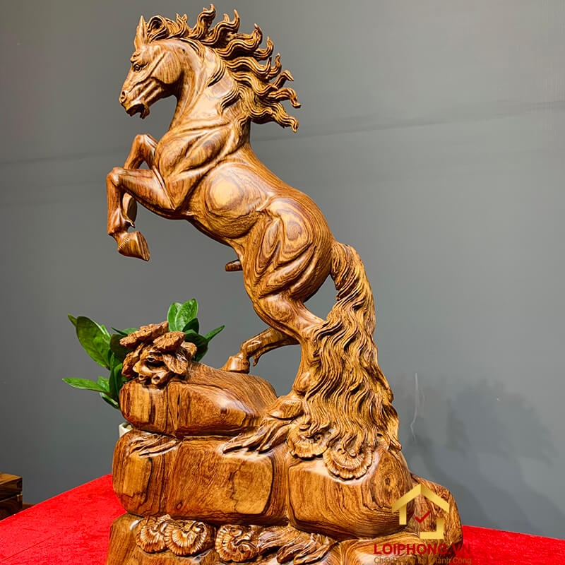 Tượng ngựa gỗ phong thủy tài lộc bằng gỗ cẩm kích thước 54x33x15 cm 2
