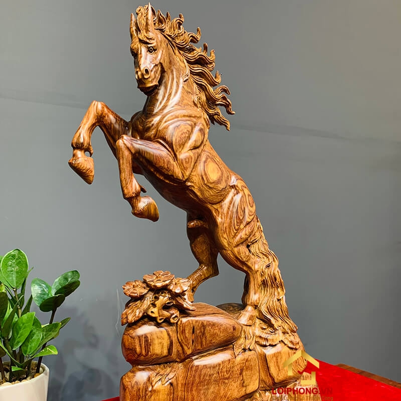 Tượng ngựa gỗ phong thủy tài lộc bằng gỗ cẩm kích thước 54x33x15 cm 4
